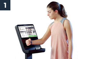 あらかじめプログラムを選択し、トレーナーと一緒に負荷と姿勢を調節しセットアップします